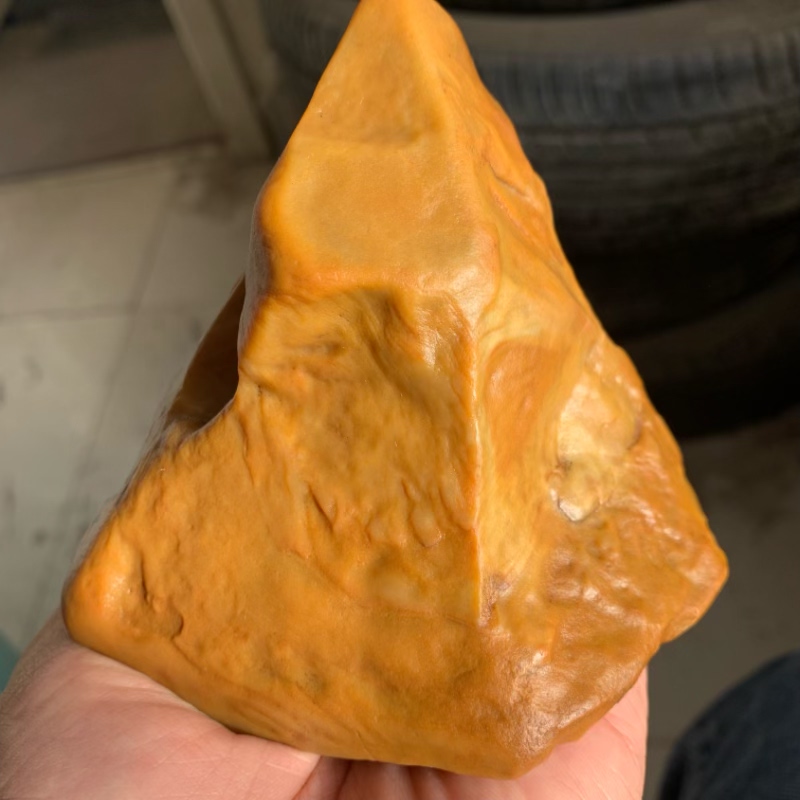 天然鸡油黄秋梨皮沙漠漆原石把玩件重647克雕刻出精品戈壁奇石