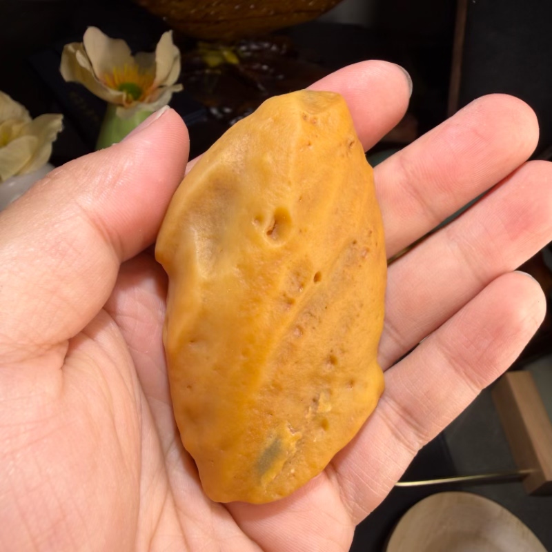 新疆地表籽料油坨子沙漠漆原石把玩件重117克雕刻出精品戈壁奇石