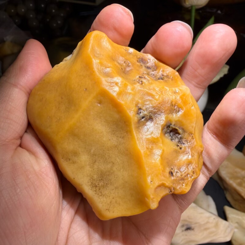 新疆杜热鸡油黄油坨子沙漠漆原石把玩件重249克雕刻出精品奇石料