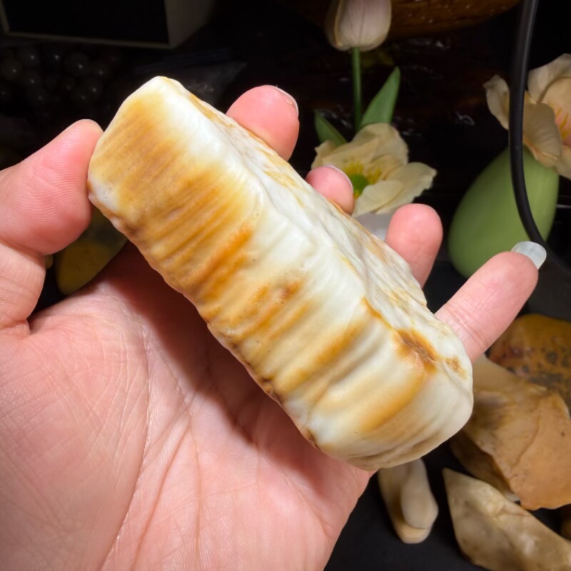 天然地表籽料冻光螺旋纹沙漠漆原石把玩件重328克品相完美戈壁料