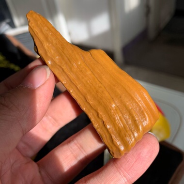 天然鸡油黄秋梨皮沙漠漆原石把玩件重90.8克雕刻出精品戈壁奇石