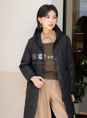 YUN韫2025冬季新品女装连帽款百搭收腰轻盈长款过膝棉服外套 6052