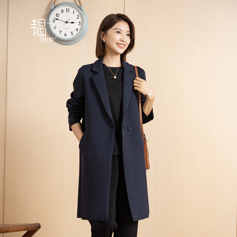 YUN韫2025秋季福利新品女装经典西装领通勤时尚显瘦气质长款外套
