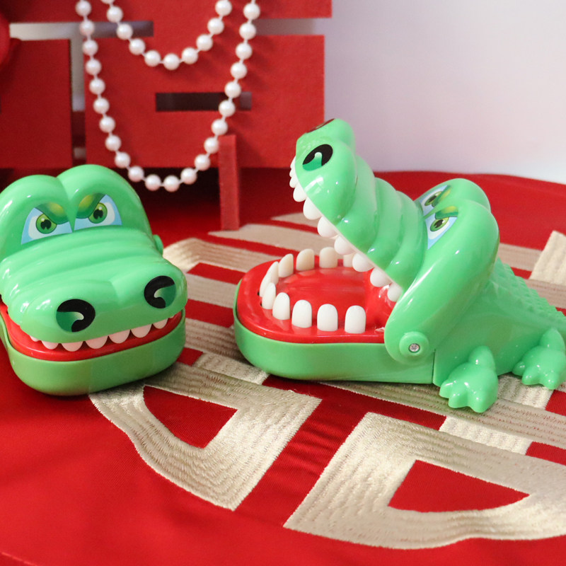 整蛊新郎咬手指鳄鱼游戏按牙齿