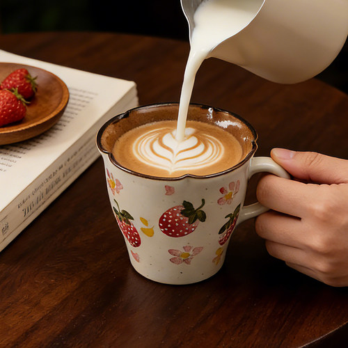 手绘草莓陶瓷咖啡杯中式花口景德镇水杯马克杯带把女士家用早餐杯