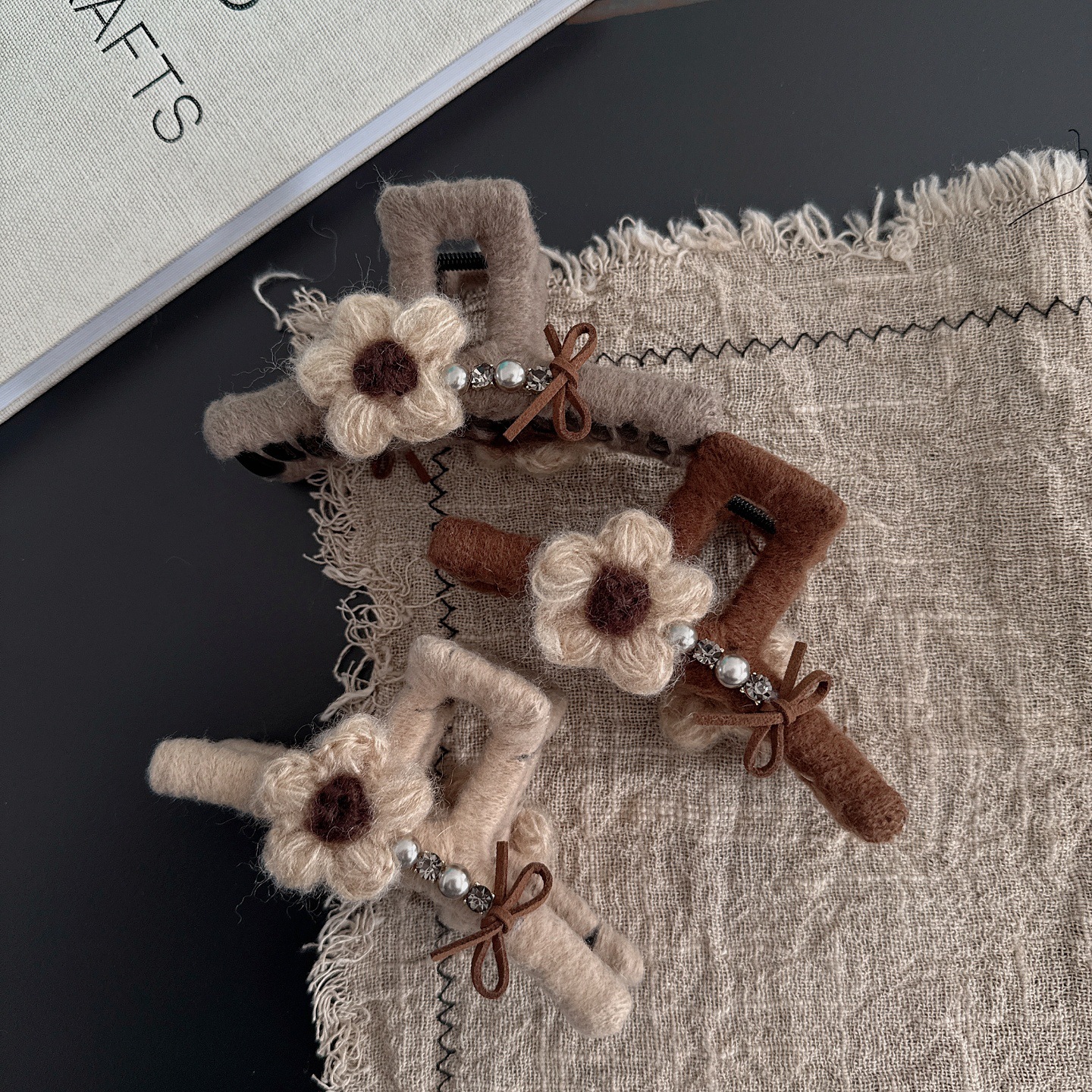 秋冬毛线花朵蝴蝶结水钻抓夹女高级感鲨鱼夹气质百搭后脑勺发卡子