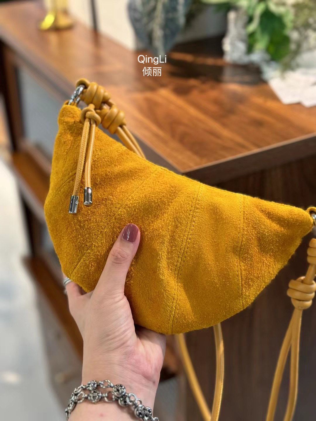 包包女2025新款秋冬磨砂真皮牛角包包头层牛皮反绒腋下单肩斜挎包