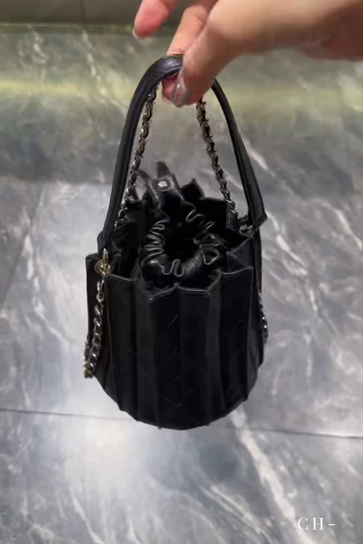 小香风包包女2026新款真皮头层羊皮手提水桶包链条褶皱斜挎小包潮