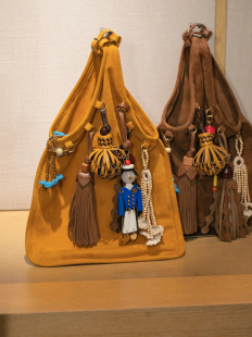 包包女2025新款麂皮绒手提包玩偶挂饰流苏头层羊皮真皮单肩手拎包