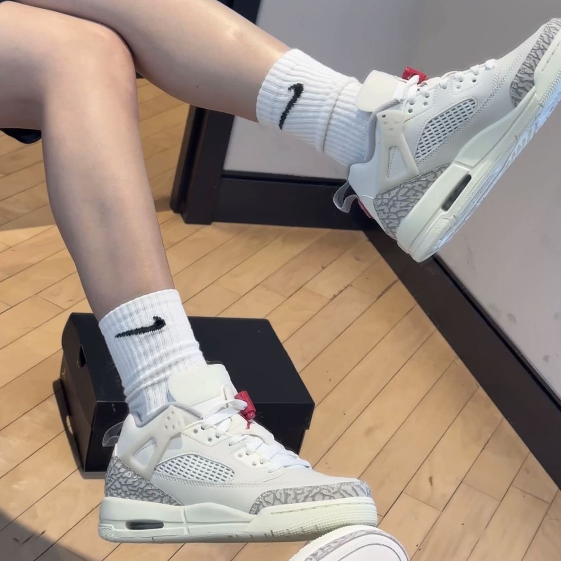 NIKE男款米色防滑耐磨低帮篮球鞋