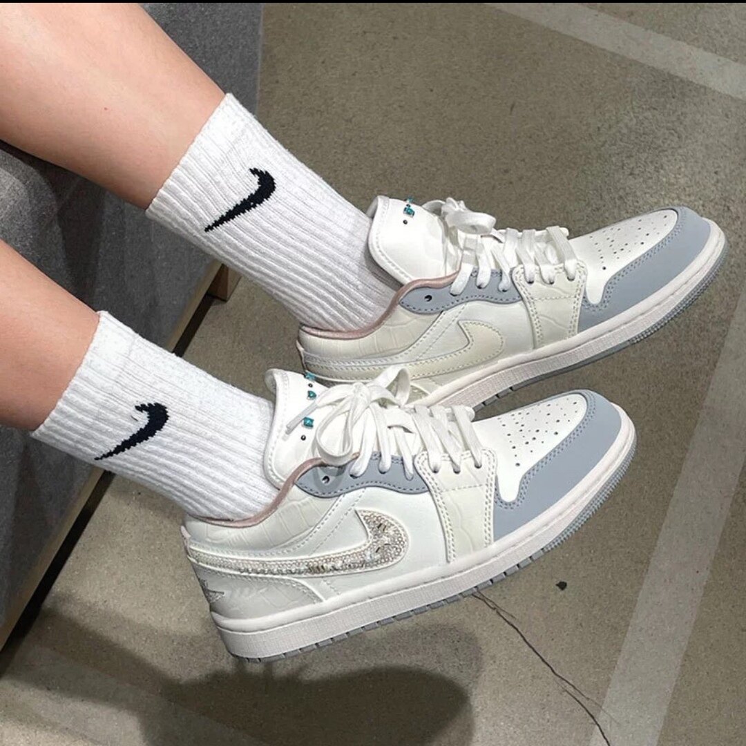 Jordan Air Jordan 1女款米白百搭耐磨低帮复古篮球鞋 IH7323-100图片