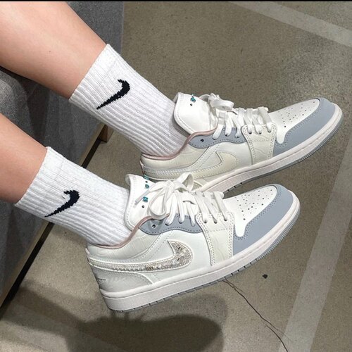 Jordan Air Jordan 1女款米白百搭耐磨低帮复古篮球鞋 IH7323-100