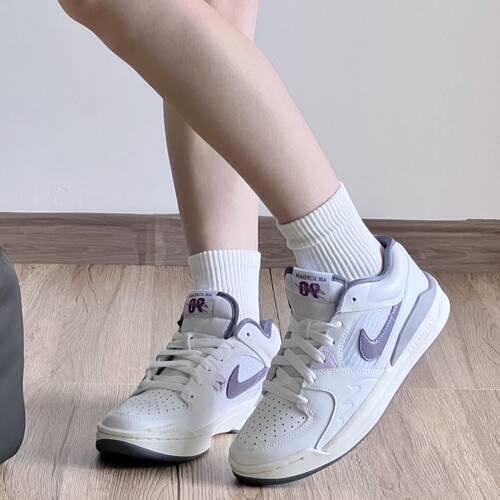 NIKE女款白紫色防滑低帮休闲鞋