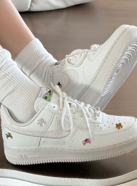 Nike Air Force 1 '07 女子舒适百搭耐磨透气低帮板鞋 IQ1143-100