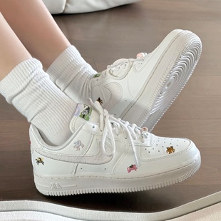 Nike Air Force 1 '07 女子舒适百搭耐磨透气低帮板鞋 IQ1143-100