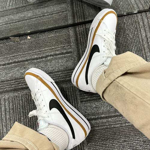 Nike减震轻便防滑运动舒适休闲鞋