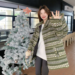 K385 P255 90绒 2525 首发现货25冬新圣诞羊羔毛羽绒服绿色2D044