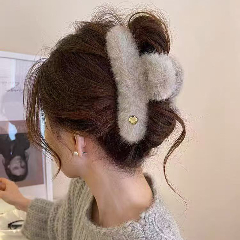 冬季爱心毛毛抓夹女慵懒风高级感毛绒鲨鱼夹2025新款大号发夹头饰