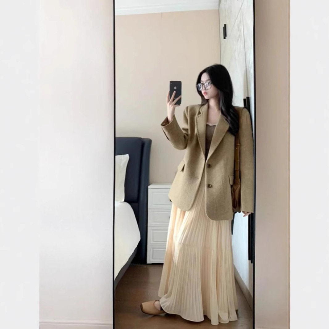 早春穿搭一整套卡其西装外套女春季韩系显瘦气质西服半身裙两件套