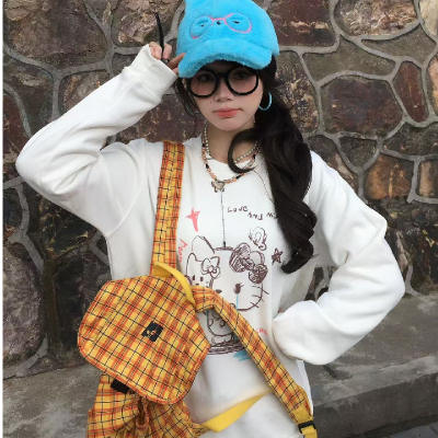 白色圆领卫衣女加绒加厚长袖无帽秋冬上衣女宽松卡通kt猫印花