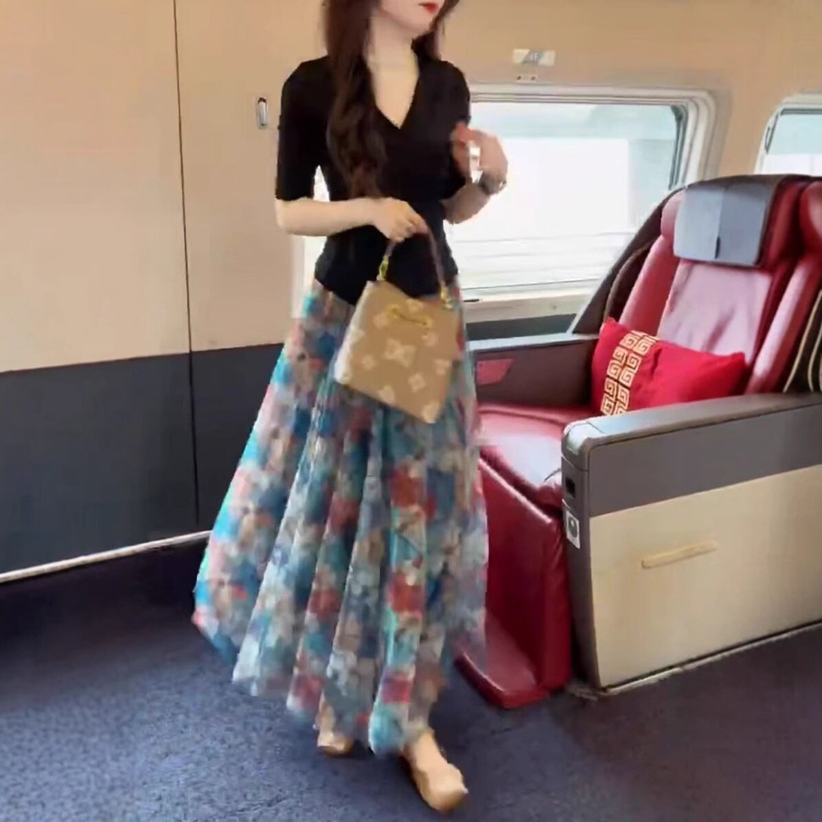 25195大爱美依缘2025新款不规则V领交叉短袖女T恤印花半身裙时尚