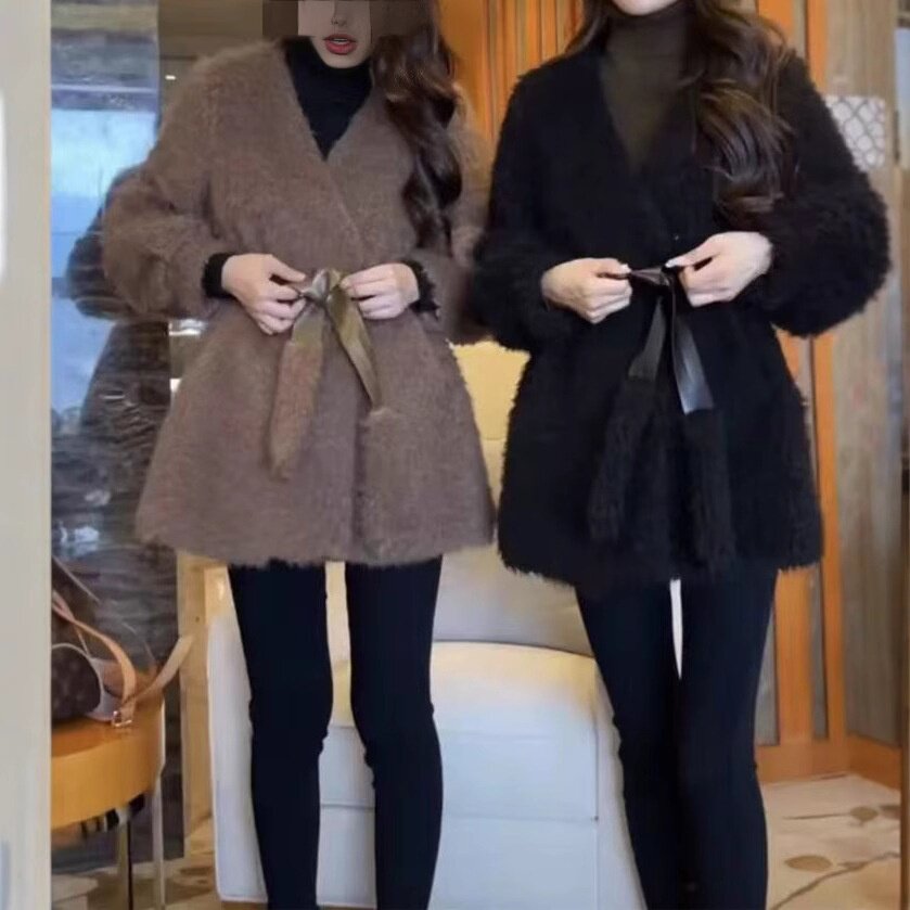 241233大爱美依缘2026冬季新款网红爆款时尚V领收腰显瘦外套女潮