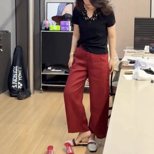 25392大爱美依缘2025夏季新款设计感V领镂空时尚T恤直筒九分裤女