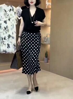 23588大爱美依缘2025夏季新款黑色V领短袖T恤高腰半身波点裙女装