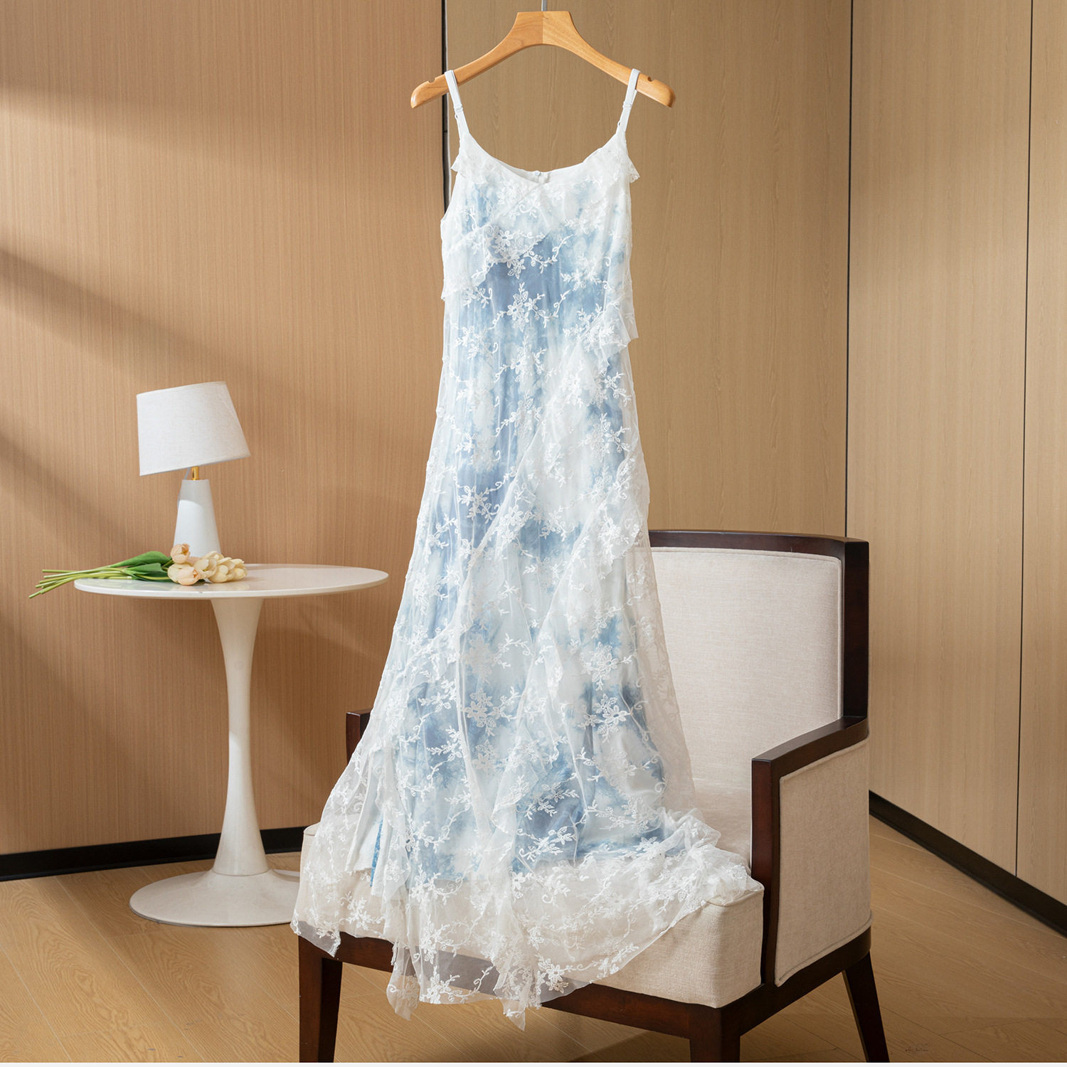 云南手工扎染茶歇法吊带连衣裙新款夏洋气设计感时尚荷叶边连衣裙