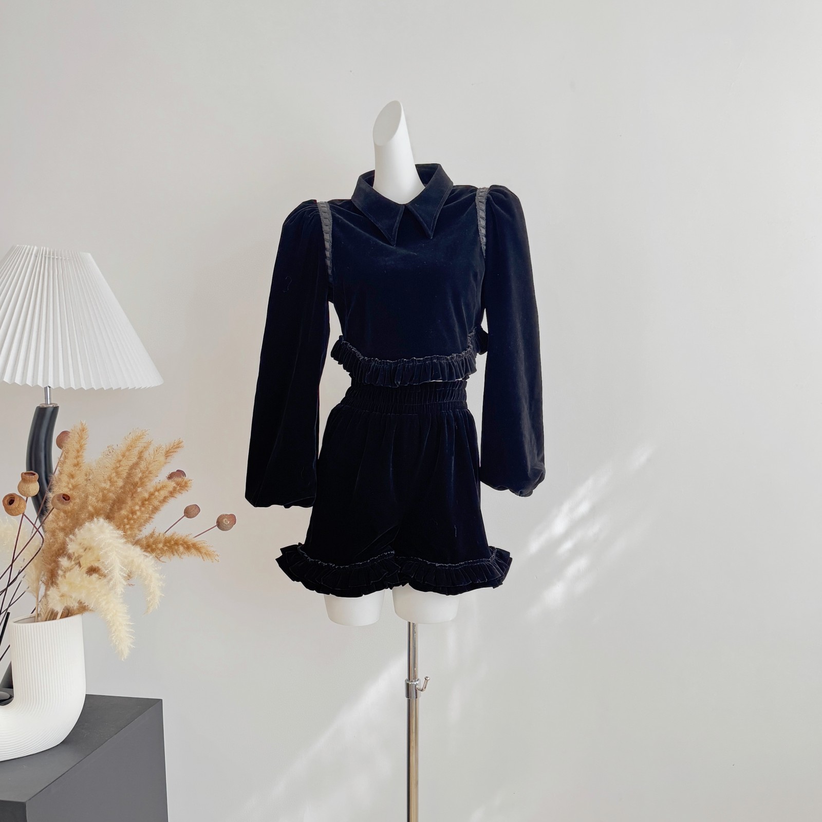 新年倒计时 法式富家千金黑丝绒收腰上衣花边短裤套装