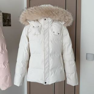 何晨曦 2025新款收腰版羽绒服女冬季短款白色修身貉子毛毛领外套