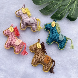 成品毛线钩织小马挂件钥匙扣马上有钱手工包挂件钩针编织生肖马