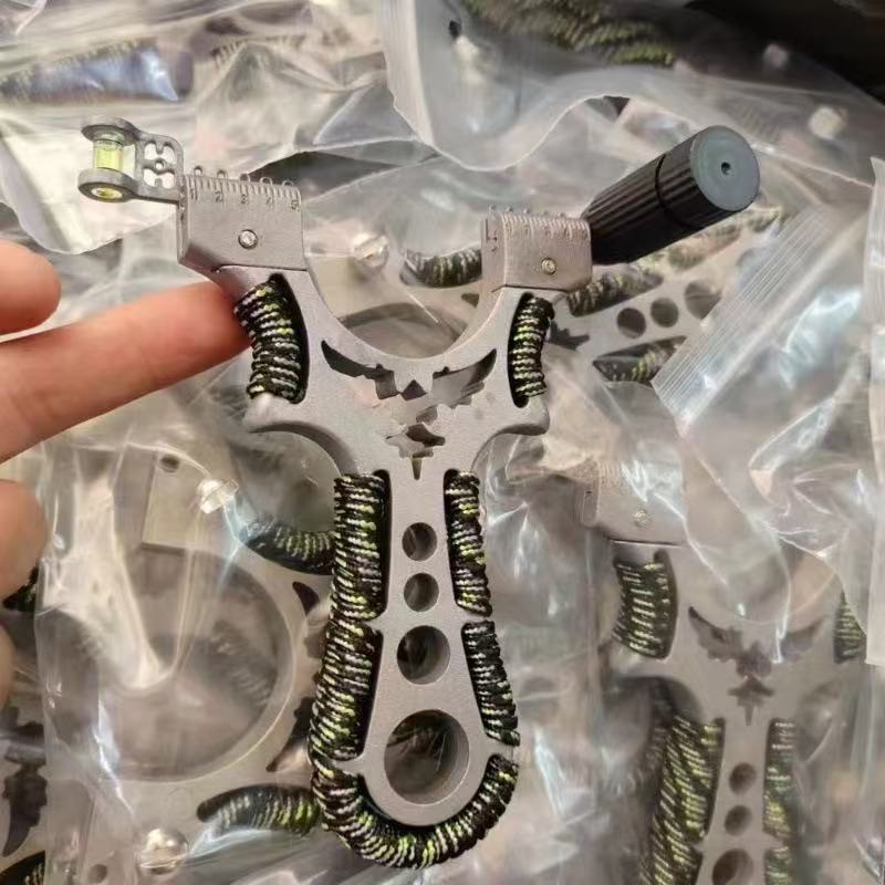 铝合金飞鹰弹弓304不锈钢高精准户外扁皮免绑快压激光瞄弹工厂家