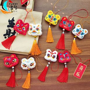 中国风毛绒醒狮流苏挂件开运生肖小玩偶送福虎狮喜庆公仔车载挂饰