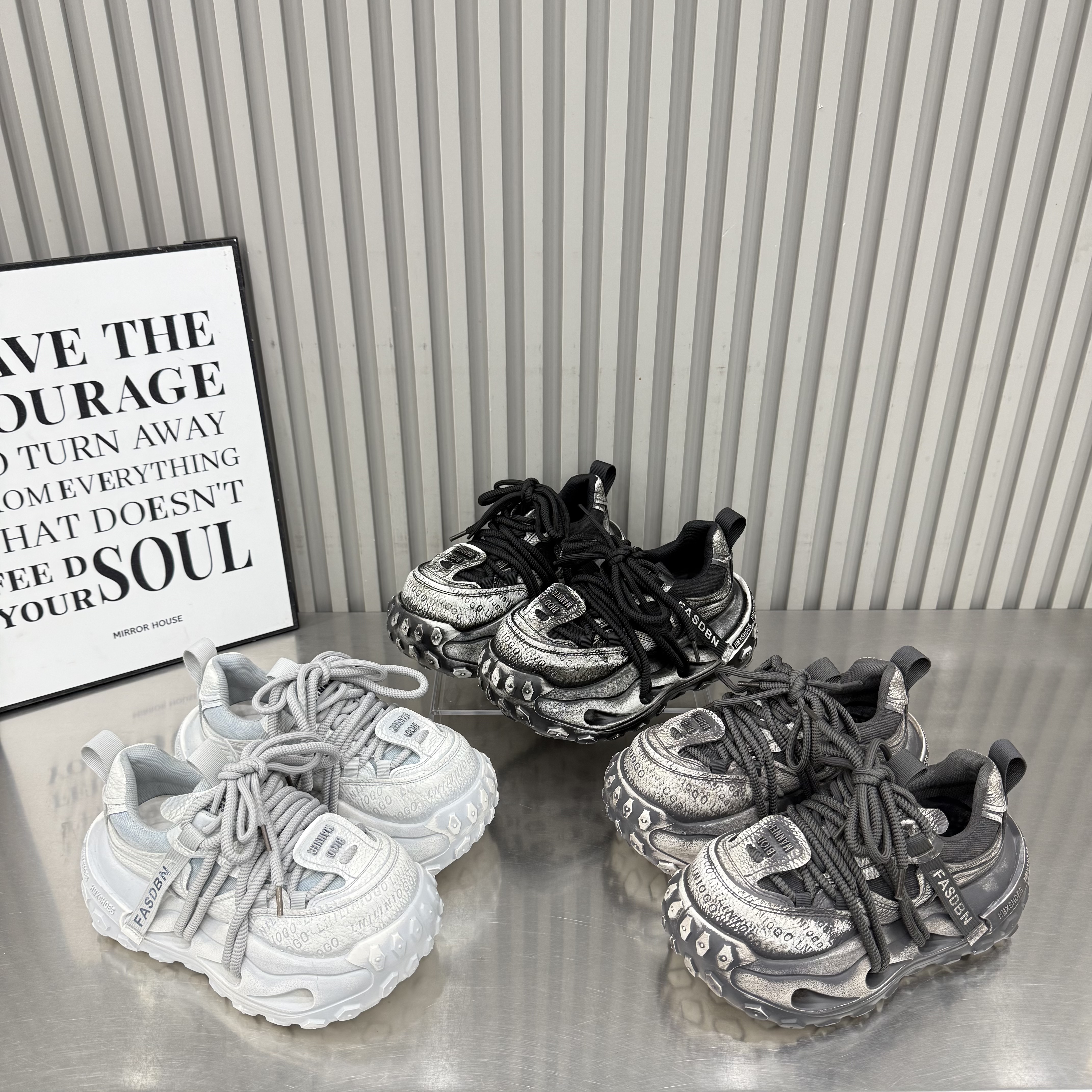 欧货压花擦色字母休闲鞋女2026秋季时尚潮搭做旧交叉绑带老爹鞋潮