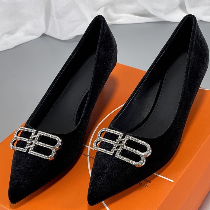 法式黑色真皮尖头高跟鞋女鞋子2025新款春秋羊绒方扣水钻名媛单鞋