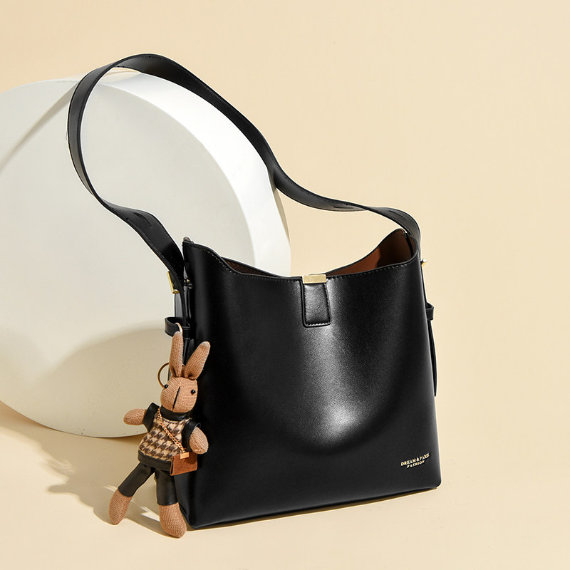 高级感真皮水桶包包女2026新款头层牛皮腋下包百搭单肩斜挎通勤包