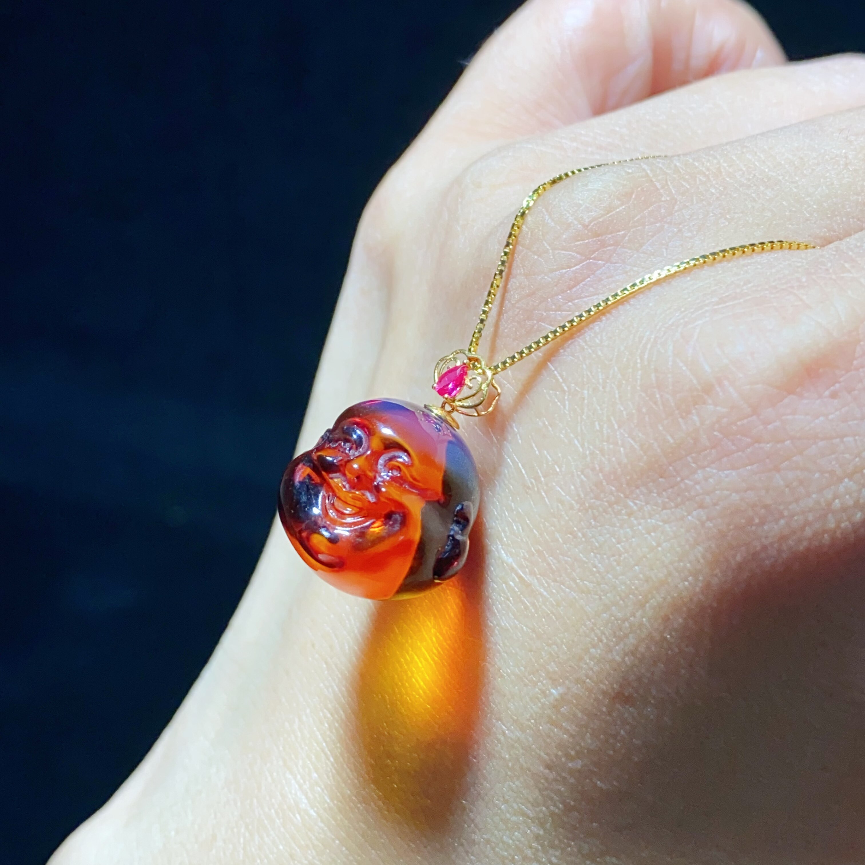 天然墨西哥红蓝珀吊坠18K金镶嵌弥勒佛头笑口常开琥珀项链