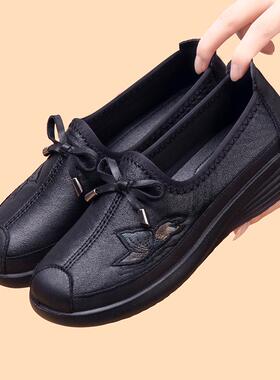 老北京布鞋女新款中老年妈妈春秋皮面舒适老太太鞋防滑奶奶鞋老人