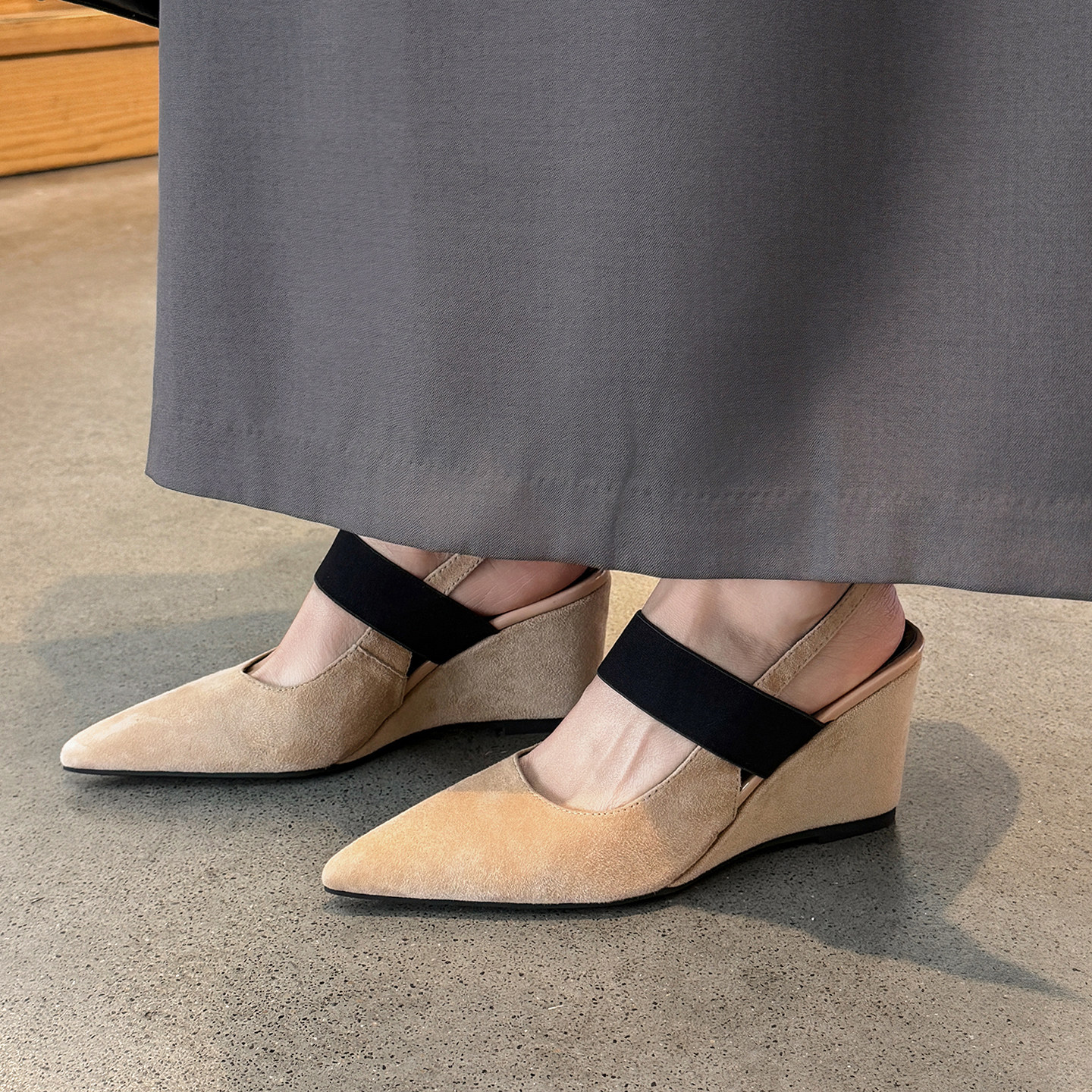 晨萱羊皮通勤日常坡跟包头凉鞋女配裙子2026夏季新款后绊带高跟鞋