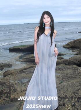 法式蓝色V领挂脖连衣裙女夏季清冷感海边度假风显瘦无袖薄纱长裙