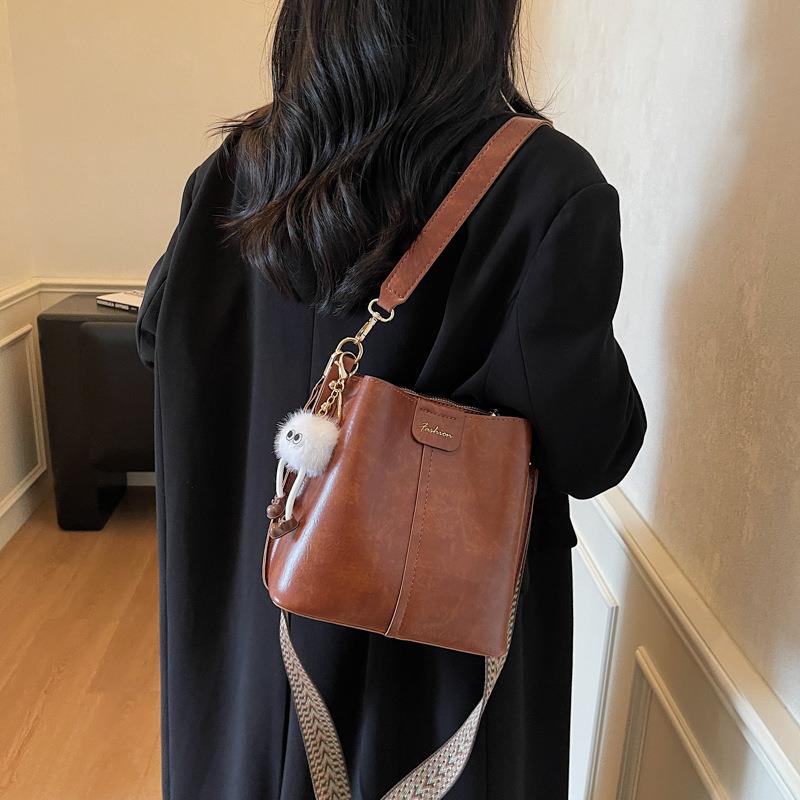 包包女2025新款韩系百搭新款潮早秋复古单肩大容量宽带斜挎水桶包