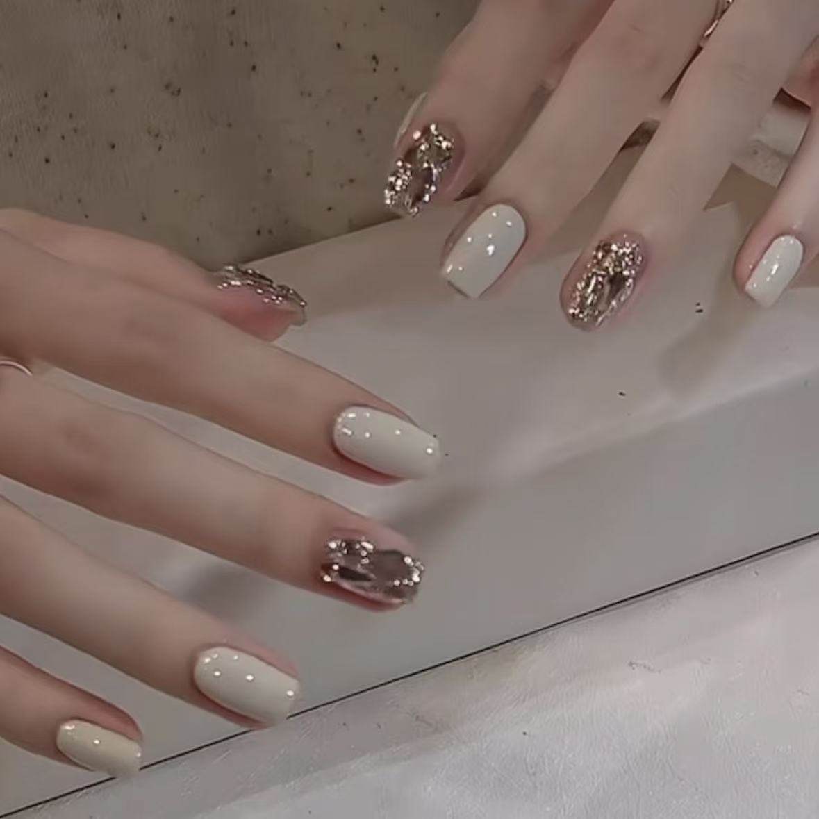 牛乳黄秋冬美甲假指甲高级新款流行显白爆闪碎钻双色纯手工穿戴甲,彩妆/香水/美妆工具,穿戴甲/甲片,淘宝优惠券,粉丝福利购,淘宝优惠卷