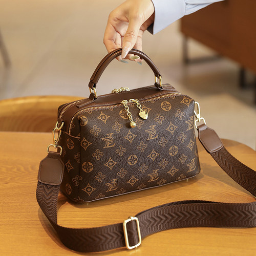 内贴袋全新字母复古风方盒形拉链