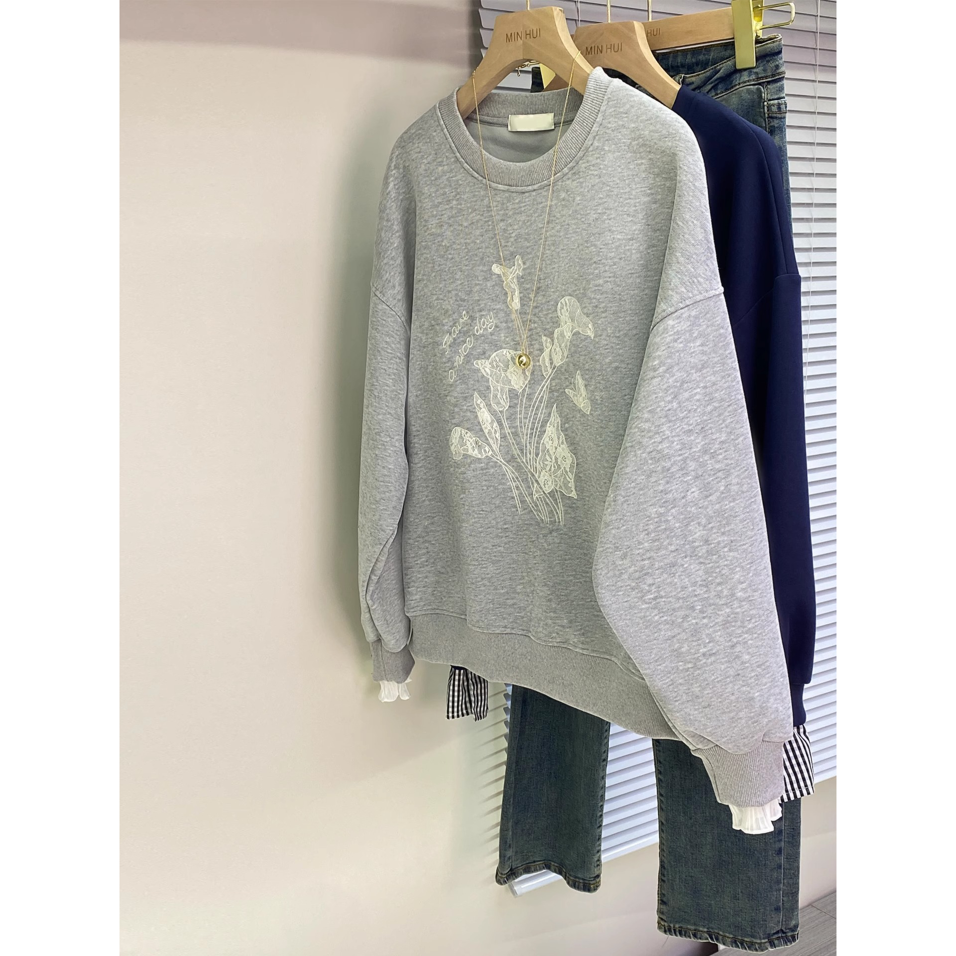 外贸原单尾货大牌灰色圆领卫衣女宽松蕾丝绣花设计感显瘦休闲上衣