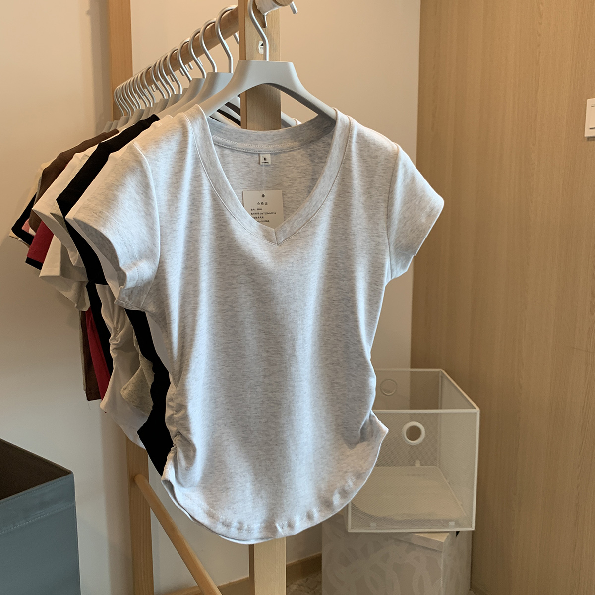侧边褶皱收腰设计感t恤女夏季短袖v领宽松弧形下摆休闲纯色上衣