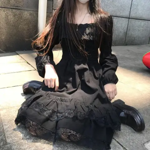黑色连衣裙女春秋2025新款法式蕾丝裙子设计感气质赫本小黑裙短裙
