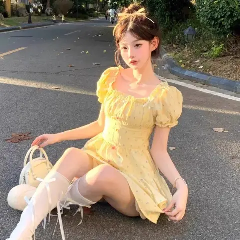 甜美法式方领泡泡袖连衣裙女夏季2025新款多巴胺彩色波点收腰裙子