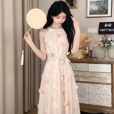 重工立体花朵挂脖露肩连衣裙女春季甜美温柔风系带收腰长款初恋裙
