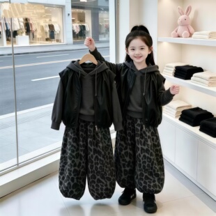 女童秋季新款2026套装韩版时尚中大童洋气皮衣马甲卫衣裤子三件套